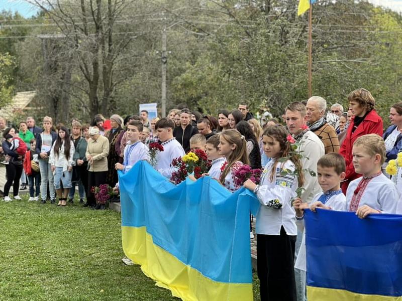 У громаді Отиня урочисто встановили меморіальні дошки на честь героїв Василя Панчаку та Ігоря Никорака.