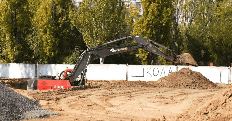 ЗМІ повідомляють, що підрядники, які мають зв'язки з владою, продовжують зводити підземні школи в Херсоні, незважаючи на протестні акції місцевих жителів.