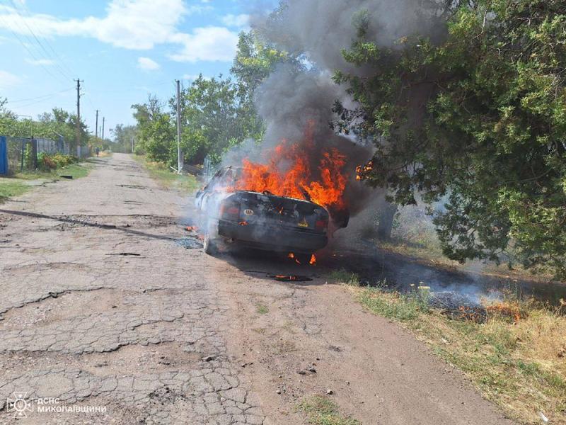 У Миколаївській області автомобіль спалахнув під час руху.