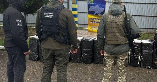 Правоохоронці затримали жителя Буковини, коли він намагався пішки перевезти ящики з сигаретами через кордон до Румунії.