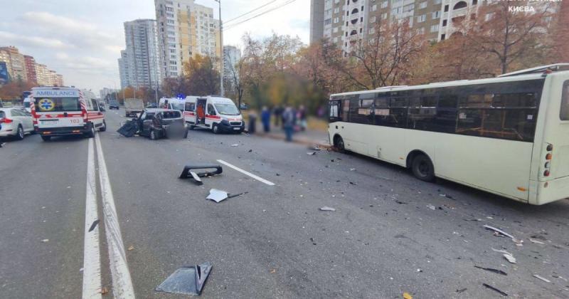 У Києві на Харківському шосе сталася велика ДТП: оприлюднили відео події.