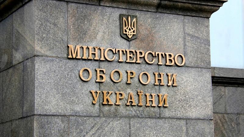 Міністерство оборони відповіло на оприлюднене відео, що зображує стрілянину в Київській області, де нібито був задіяний представник ТЦК. У правоохоронних органах повідомляють, що чоловік є членом добровольчої формування територіальної оборони.